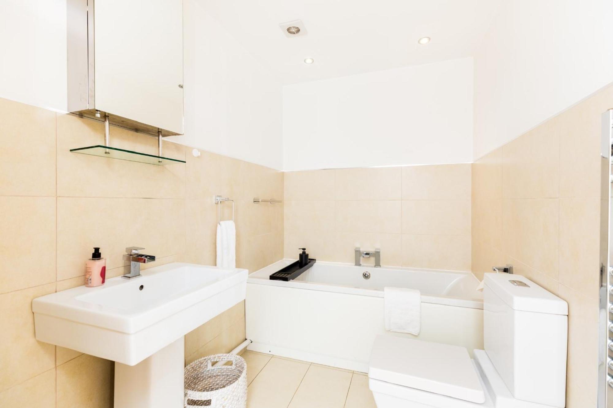 High End Luxury Townhouse In Jq, 4 Bedrooms, Flat Screen Tv In All Rooms, Free Parking, Near Birmingham City Centre Deposit Required Dış mekan fotoğraf